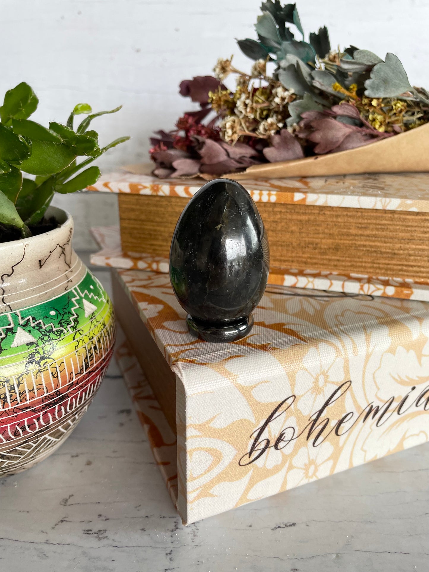 Larvakite Egg with holder