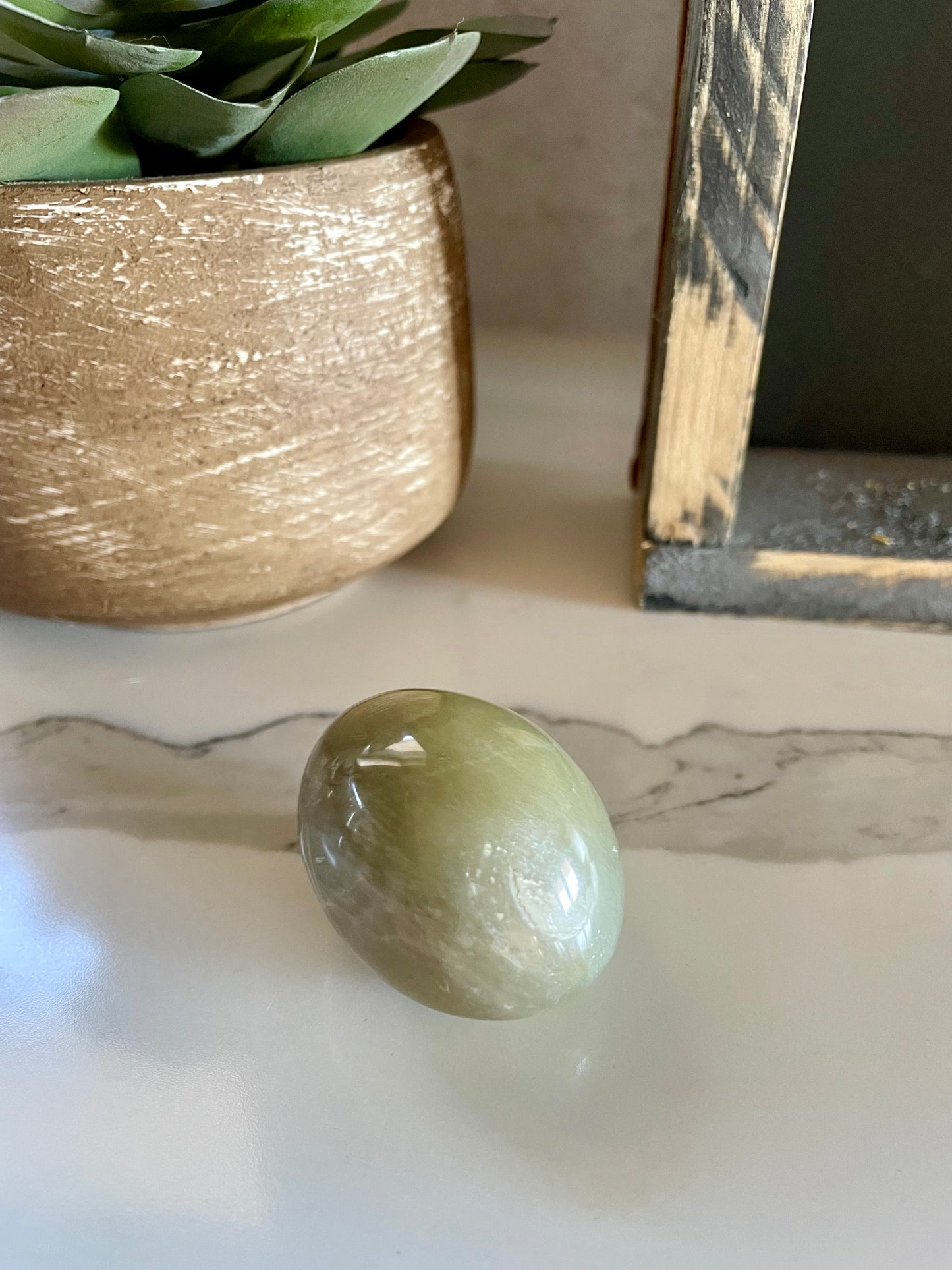 Garnierite\Green Moonstone Pillow Palm Stone