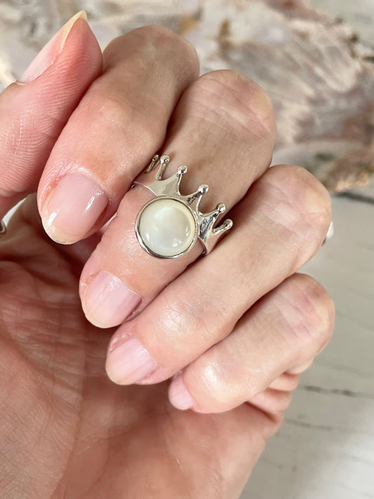 Mother of Pearl Crown Ring ~ size 8